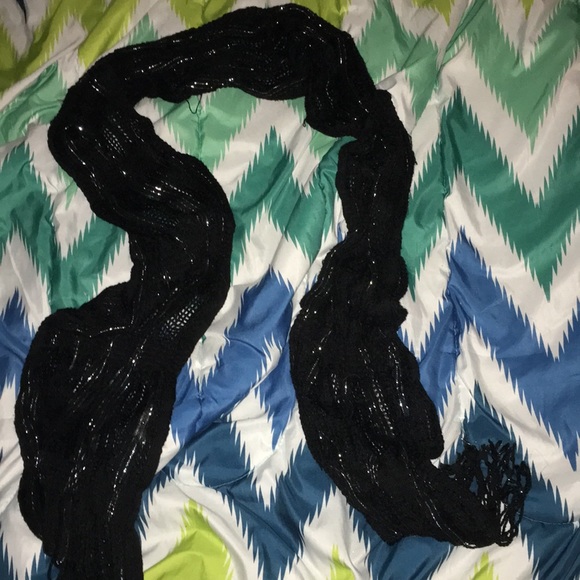 A black scarf - Picture 1 of 1